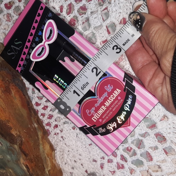 🆕THE BIG EYES PRIZE 12 HOUR WEAR BLACK VOLUME MASCARA AND EYELINER BOXED SET - Picture 16 of 17